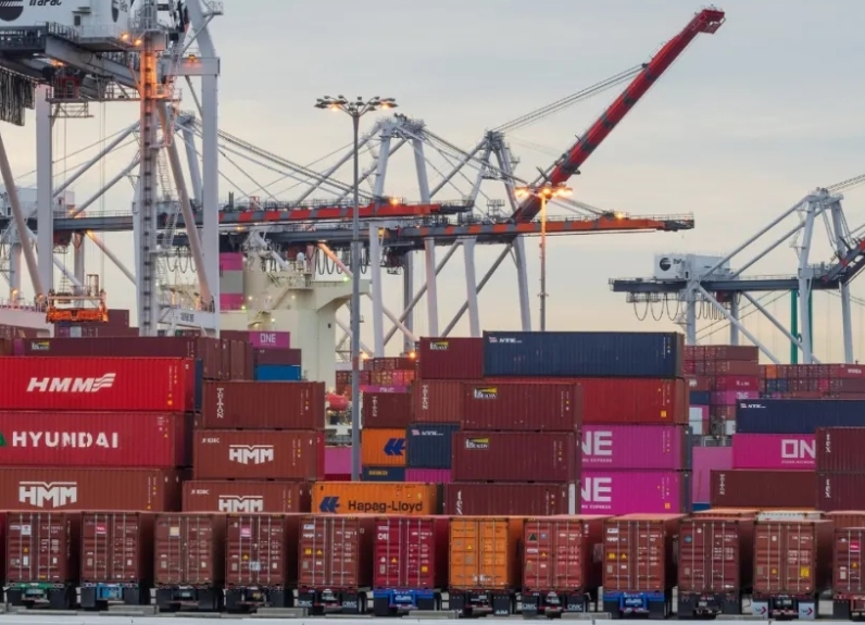 自红海危机以来，中国国际海运出口货物运价持续上涨（今年有所下滑）