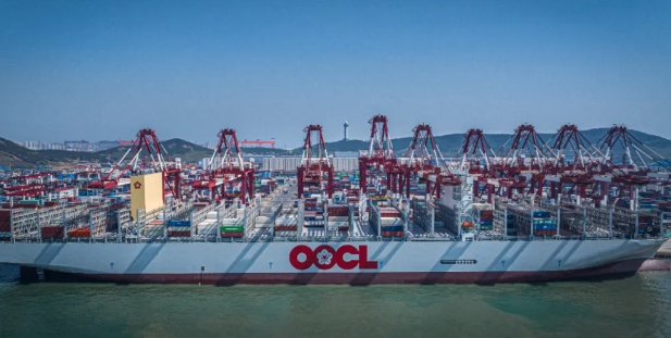 中国造全球最大国际海运集装箱船之一首航成功（2.4万标箱集装箱船）
