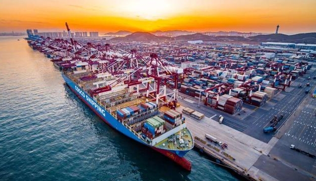 中国国际还有港口吞吐量激增10%（上海港以1245万标准箱的吞吐量居首）