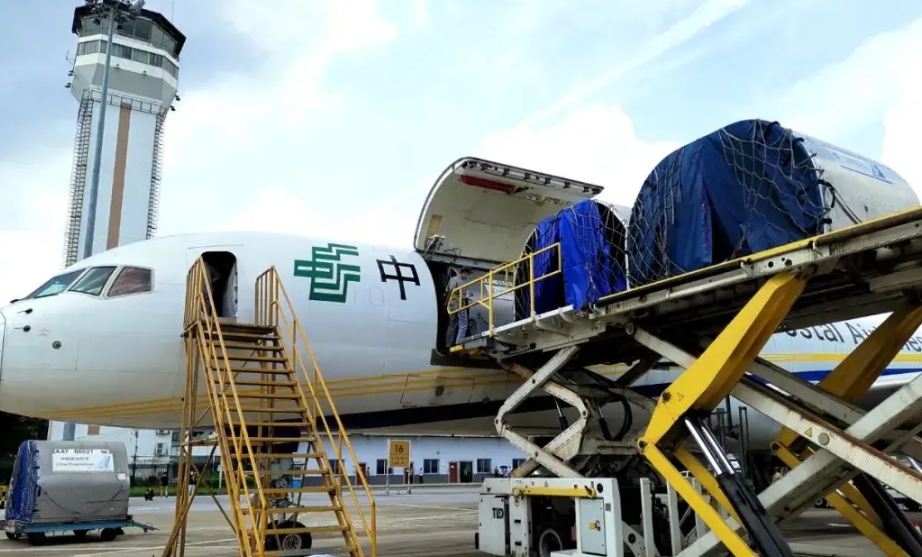 鄂州花湖国际空运机场首次挺进全国“十强”行列（货邮吞吐量同比增长1465.02%）
