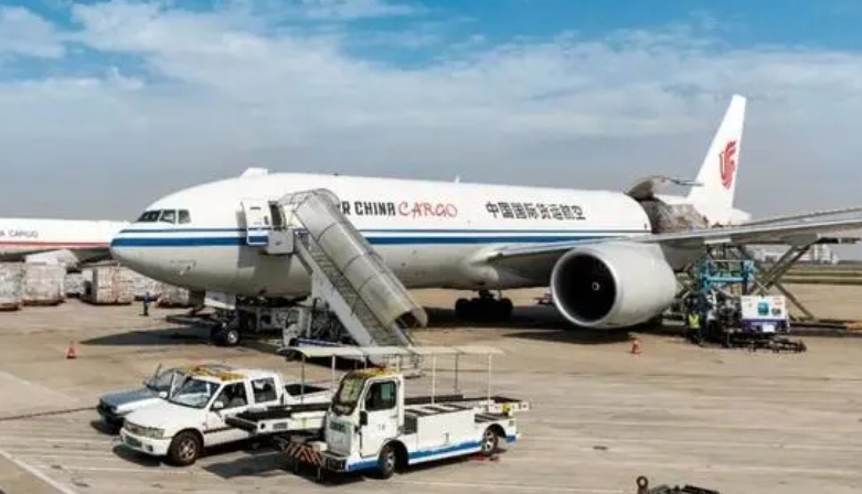 深圳国际空运机场货运业务量突破90万吨(国际空运资讯)
