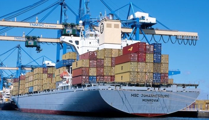 国际海运公司扩大停靠减少拥堵（吸收过剩运力维持船期）