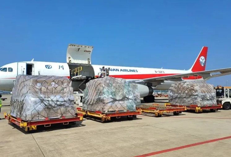 国际空运中的“转运” vs “直飞”：优缺点对比（国际空运干货知识分享）